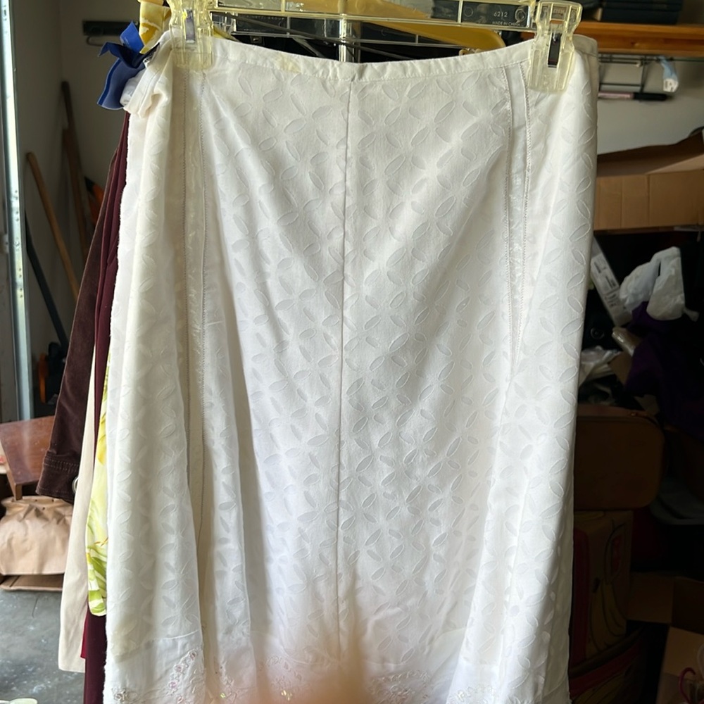 JH COLLECTION WHITE SKIRT WITH SEQUIN HEMLINE. Small stain at waist.